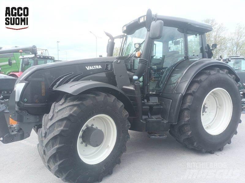 Valtra T213 VERSU Traktory
