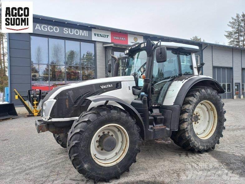 Valtra T213 VERSU Traktory