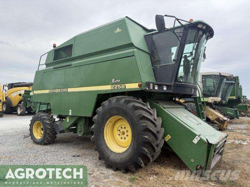 John Deere 2258 Traktory