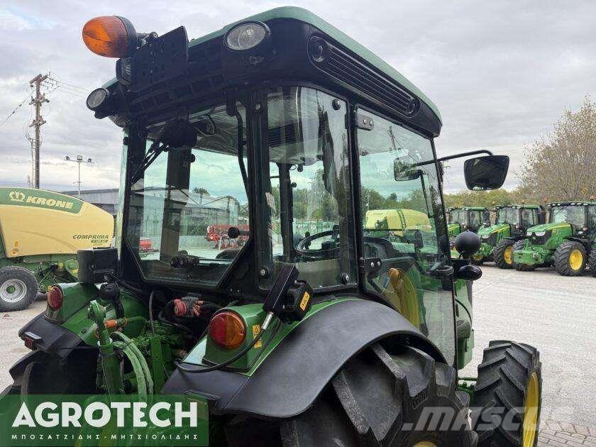 John Deere 5075 GF Traktory