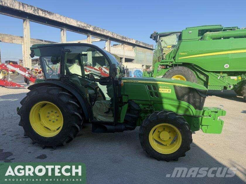 John Deere 5075 GL Traktory