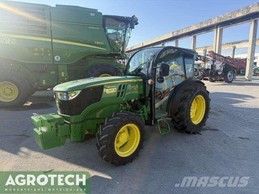 John Deere 5075 GL Traktory