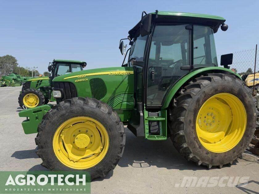 John Deere 5820 Traktory