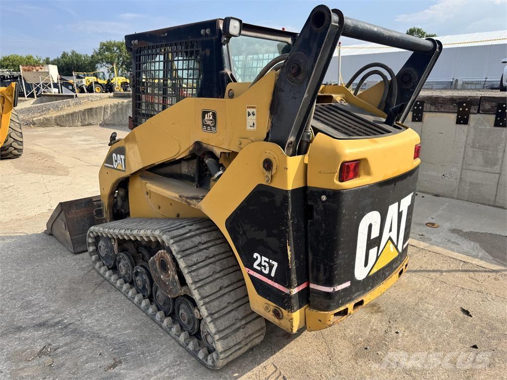 CAT 257 Smykem řízené nakladače