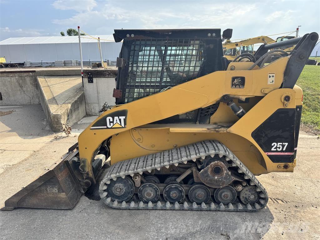 CAT 257 Smykem řízené nakladače