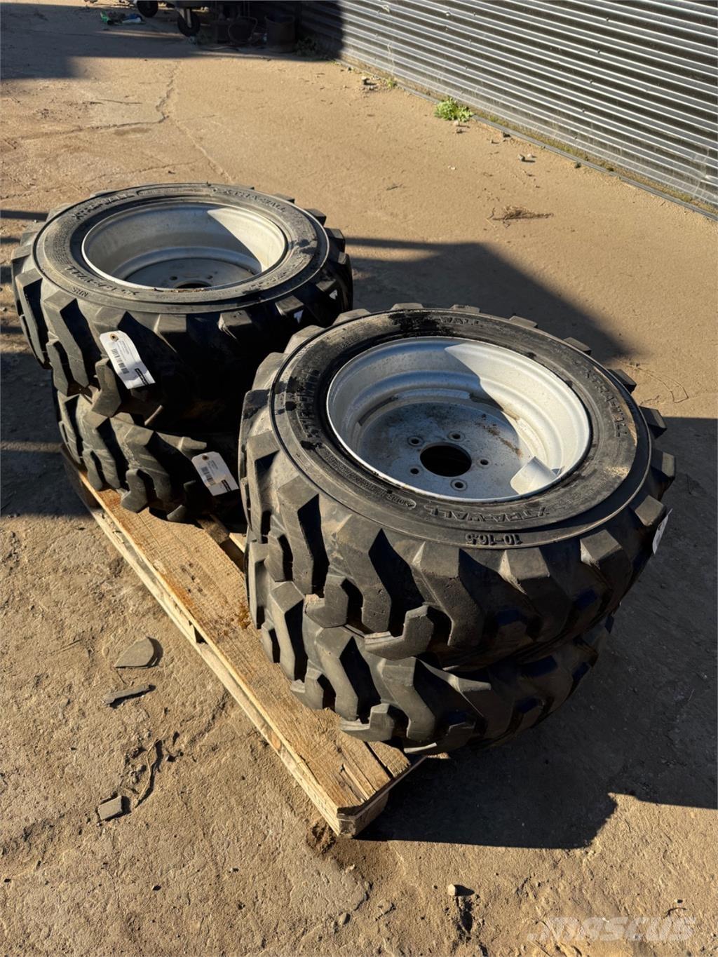  10-16.5 Pneumatiky, kola a ráfky