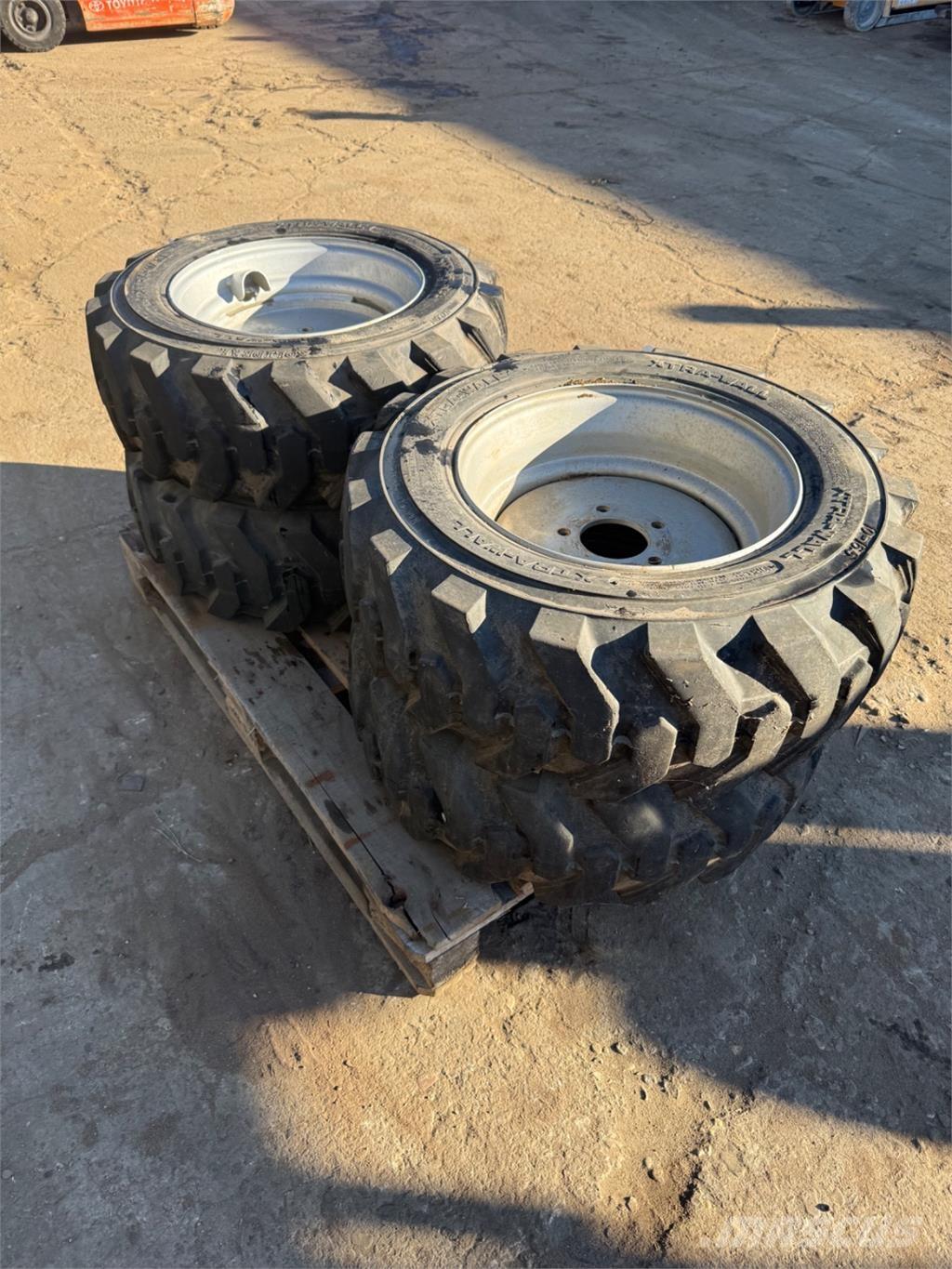  10-16.5 Pneumatiky, kola a ráfky