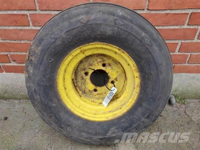  12 7.00-12 Pneumatiky, kola a ráfky