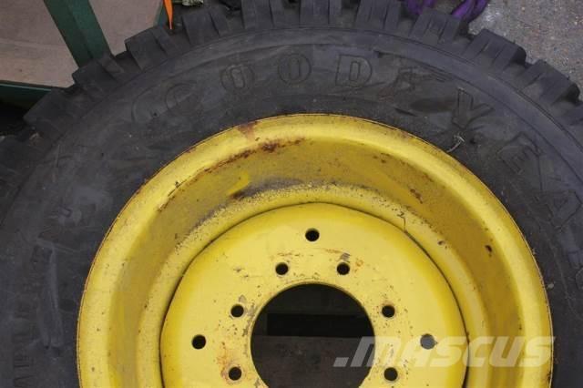 18 12.5/80-18 Pneumatiky, kola a ráfky