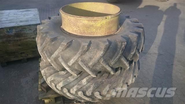  28 14.9/13-28 Pneumatiky, kola a ráfky