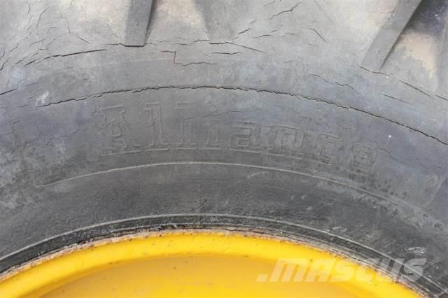  28 16.9/14-28 Pneumatiky, kola a ráfky