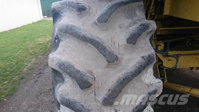  32 30.5L-32 Pneumatiky, kola a ráfky