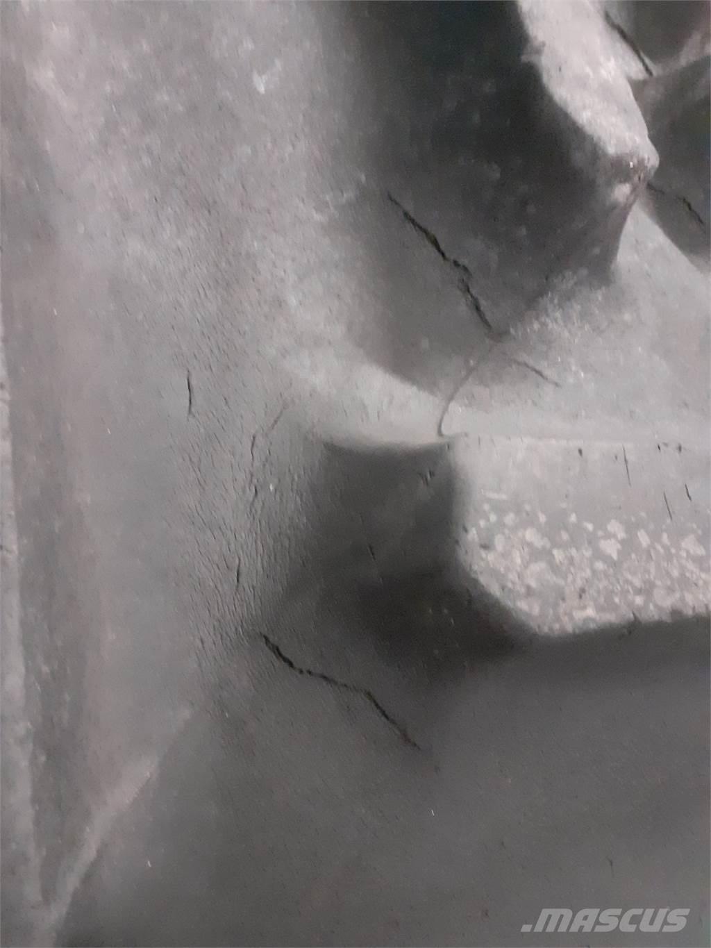  32 800/65R32 Pneumatiky, kola a ráfky