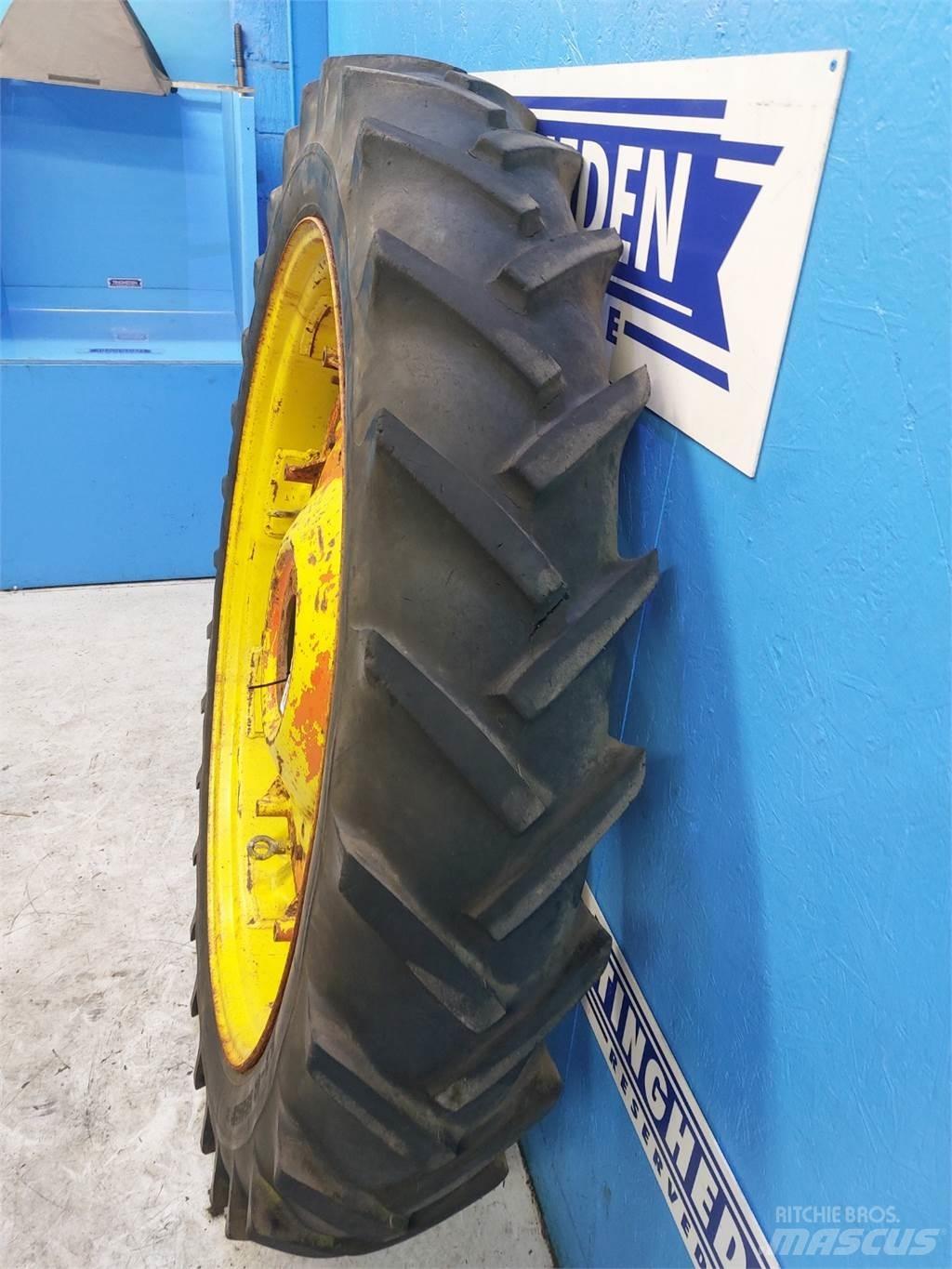  48 11.2-48 Pneumatiky, kola a ráfky