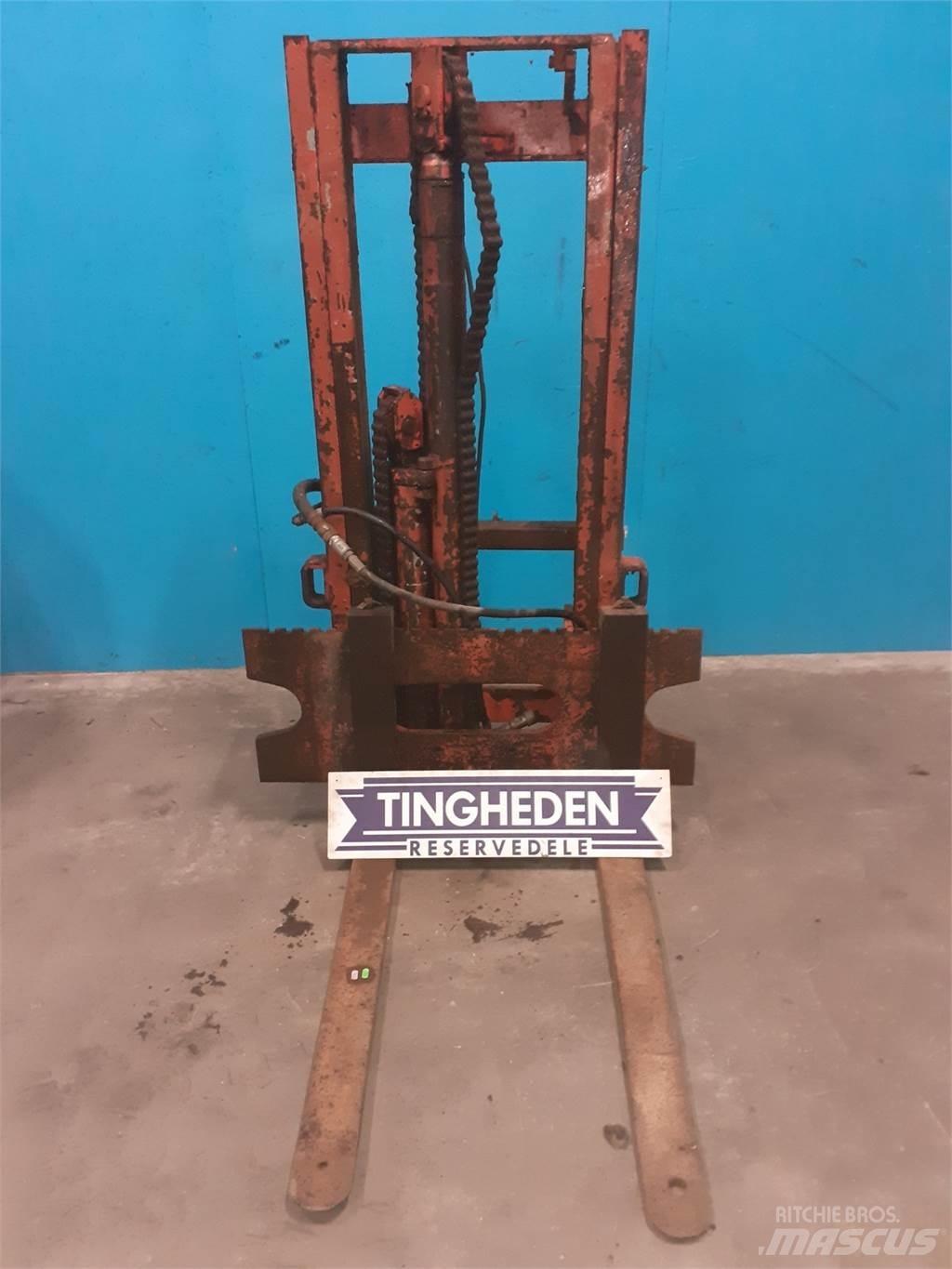  Byggelift Traktory