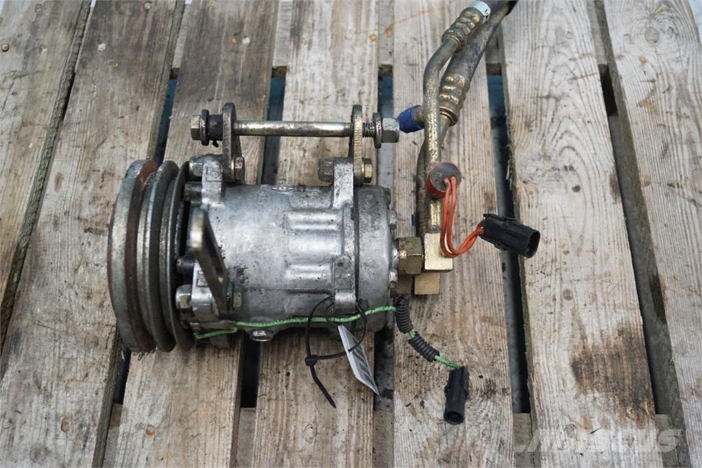 CASE 621D Kabiny a interiér