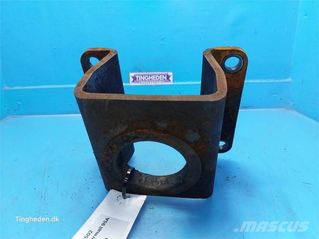 CASE Farmall 95A Kabiny a interiér