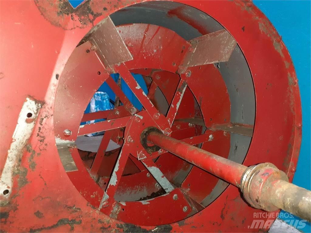 Case IH 1620 Sypače písku a soli
