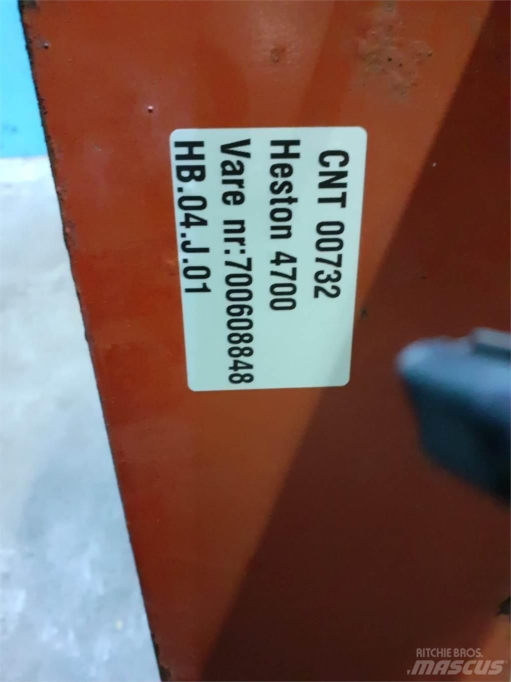 Hesston 4700 Čelisti na balíky