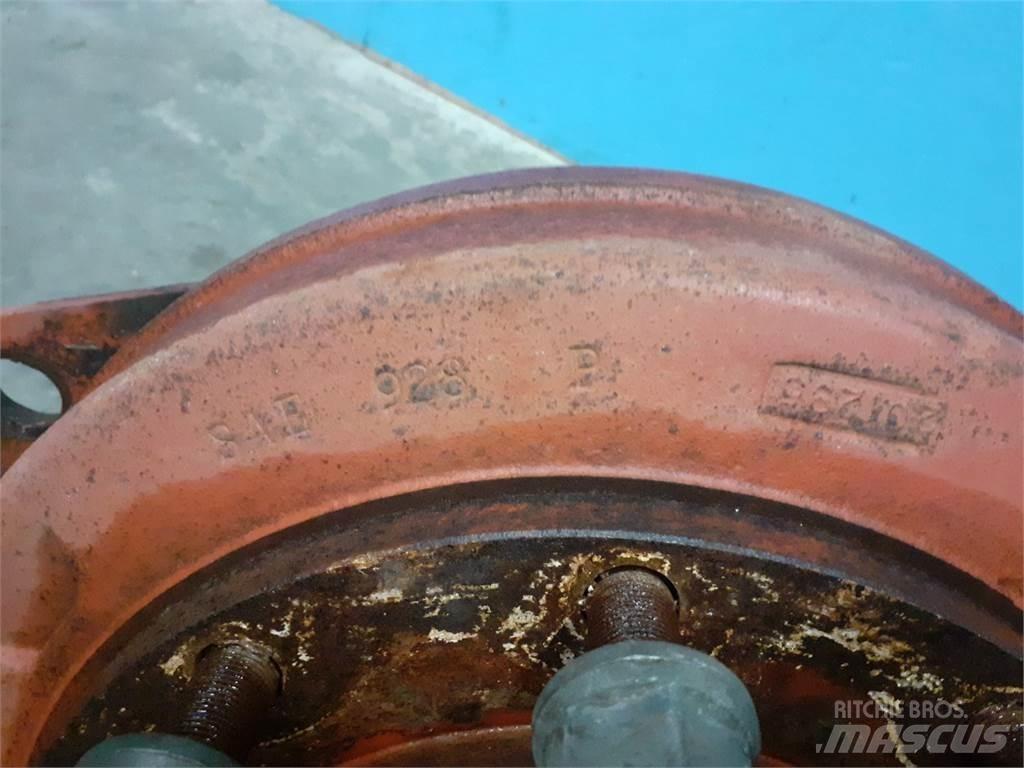 Hesston 4900 Nápravy