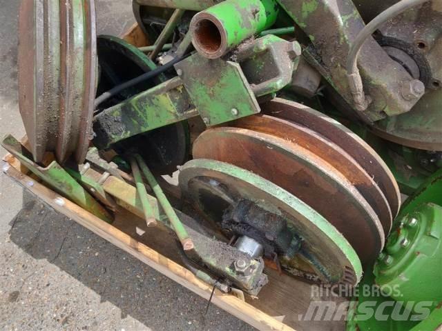 John Deere 1075 Další