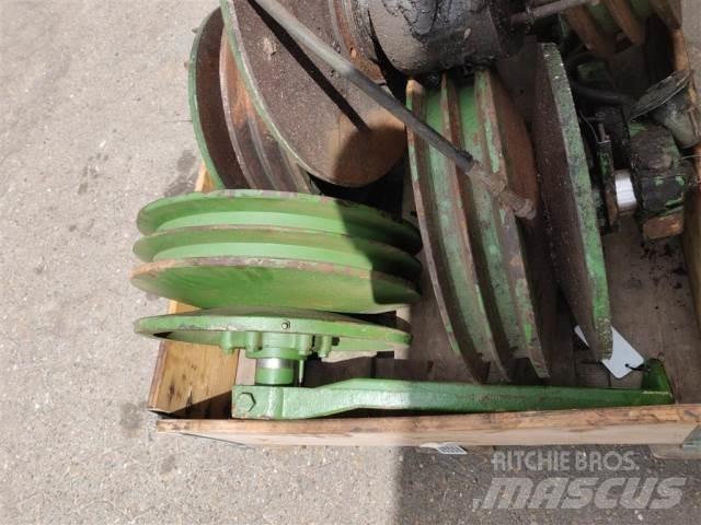 John Deere 1075 Další