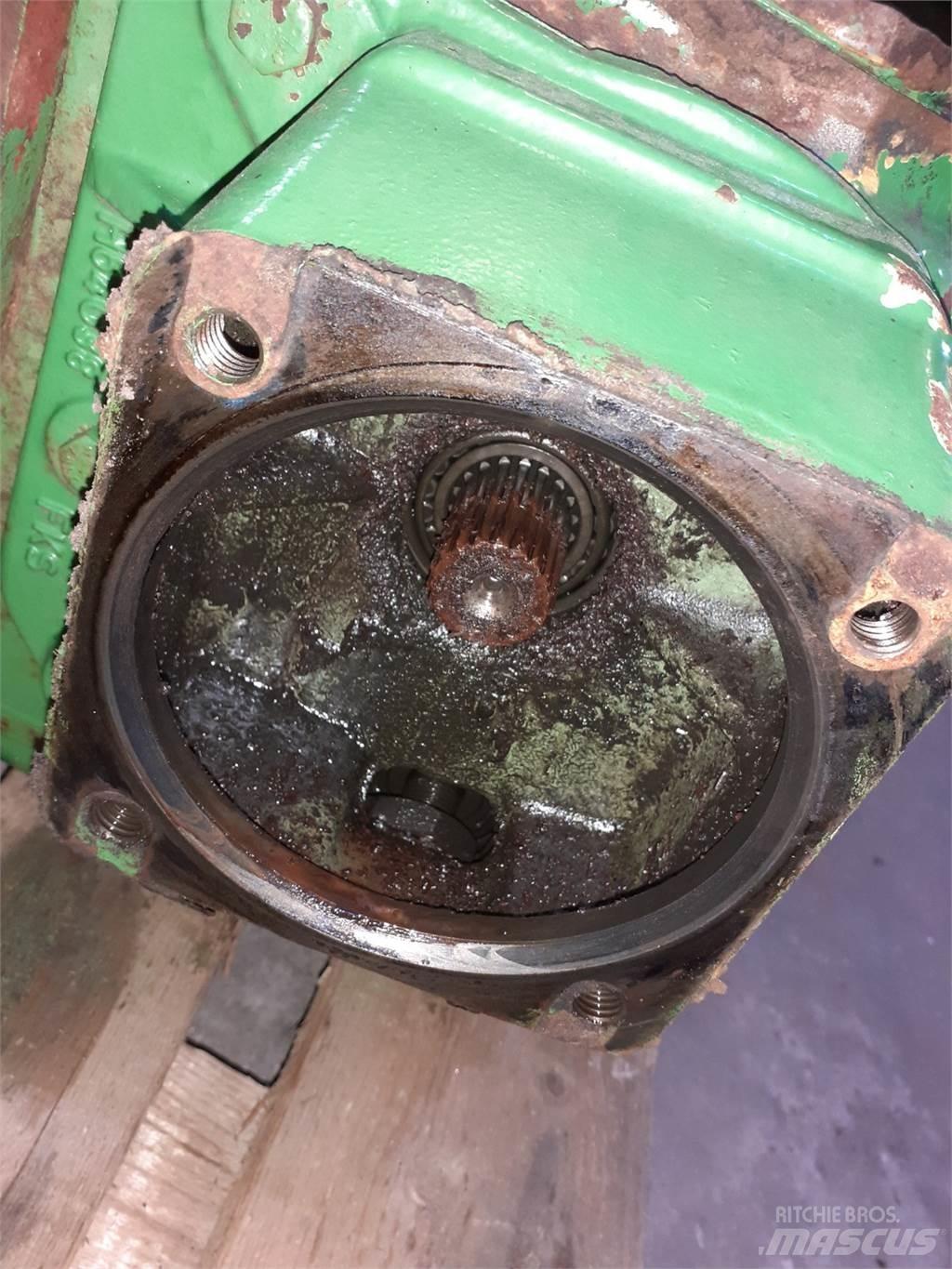 John Deere 1075 Převodovka