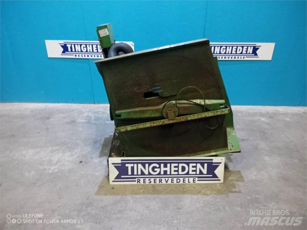 John Deere 1075 Kabiny a interiér