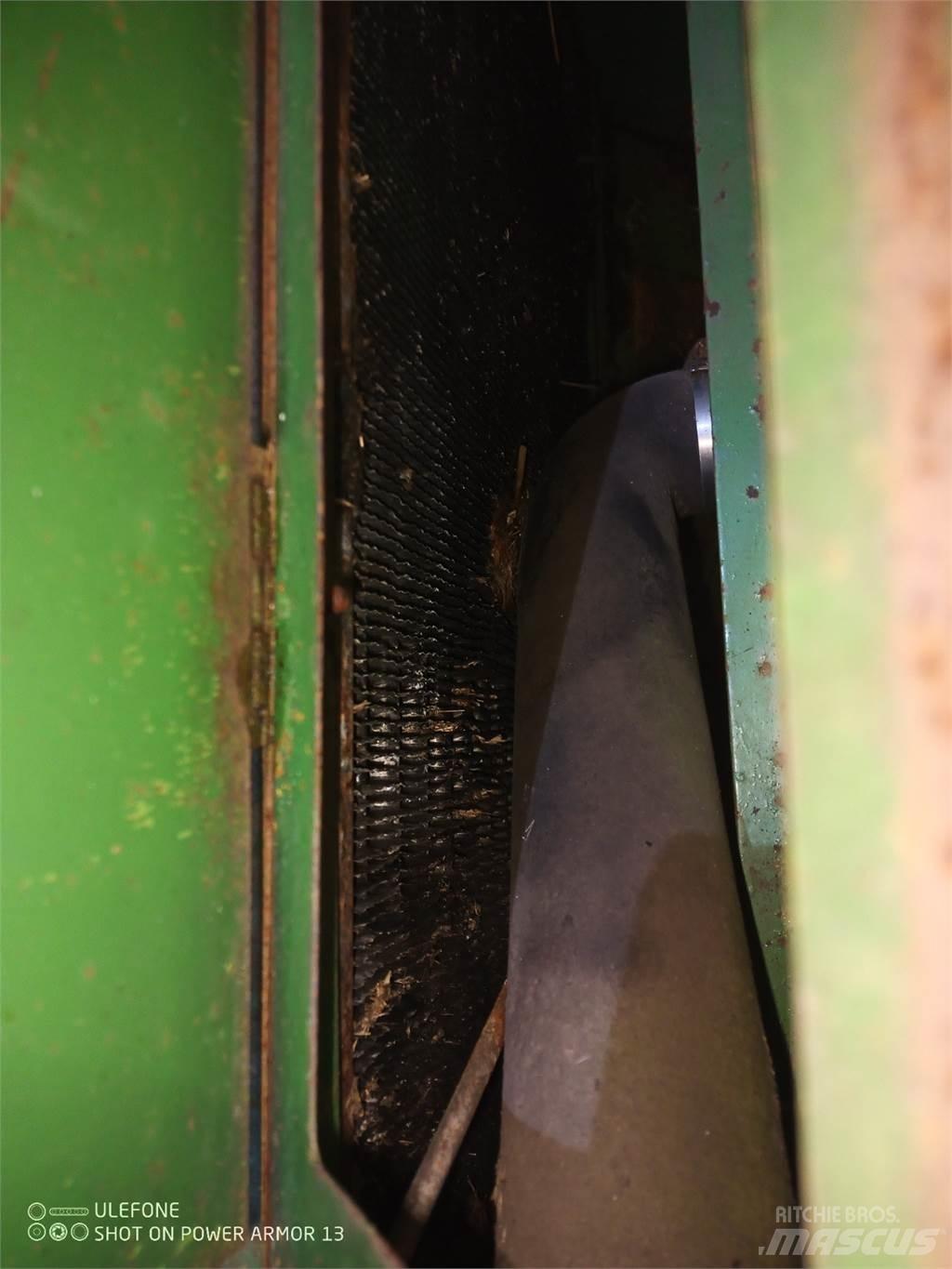 John Deere 1075 Kabiny a interiér