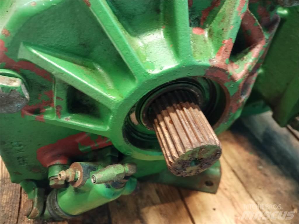 John Deere 1075 Převodovka