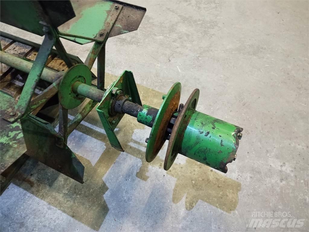 John Deere 1085 Sypače písku a soli