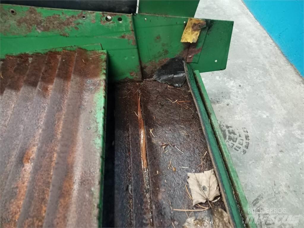 John Deere 1085 Sypače písku a soli