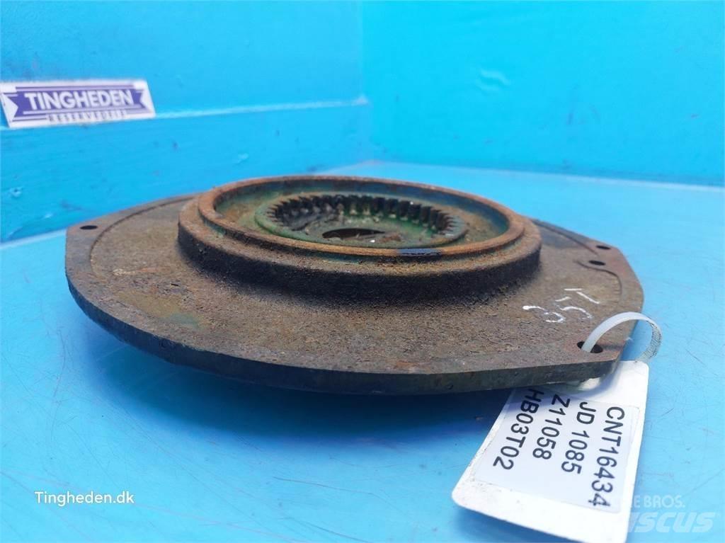 John Deere 1085 Sypače písku a soli