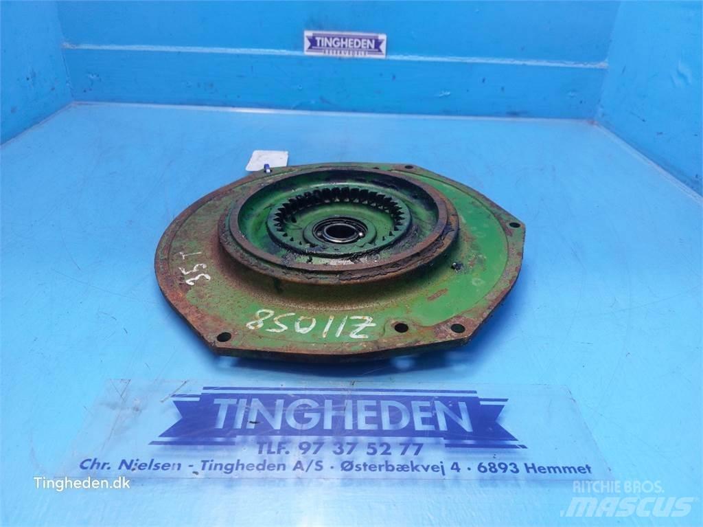 John Deere 1085 Sypače písku a soli