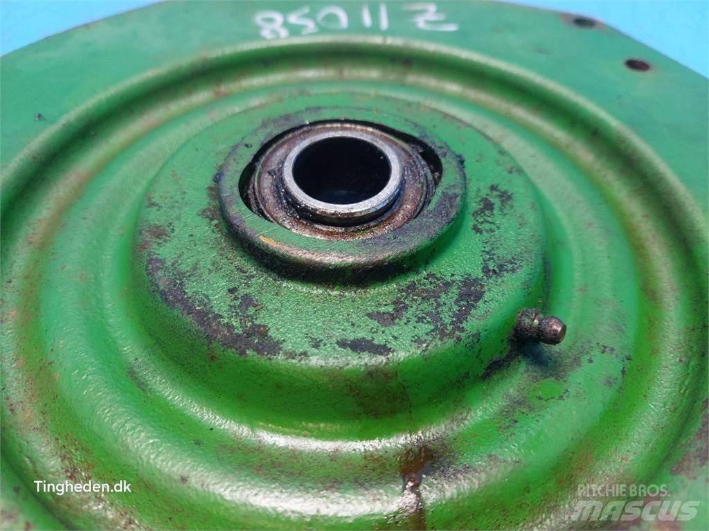 John Deere 1085 Sypače písku a soli