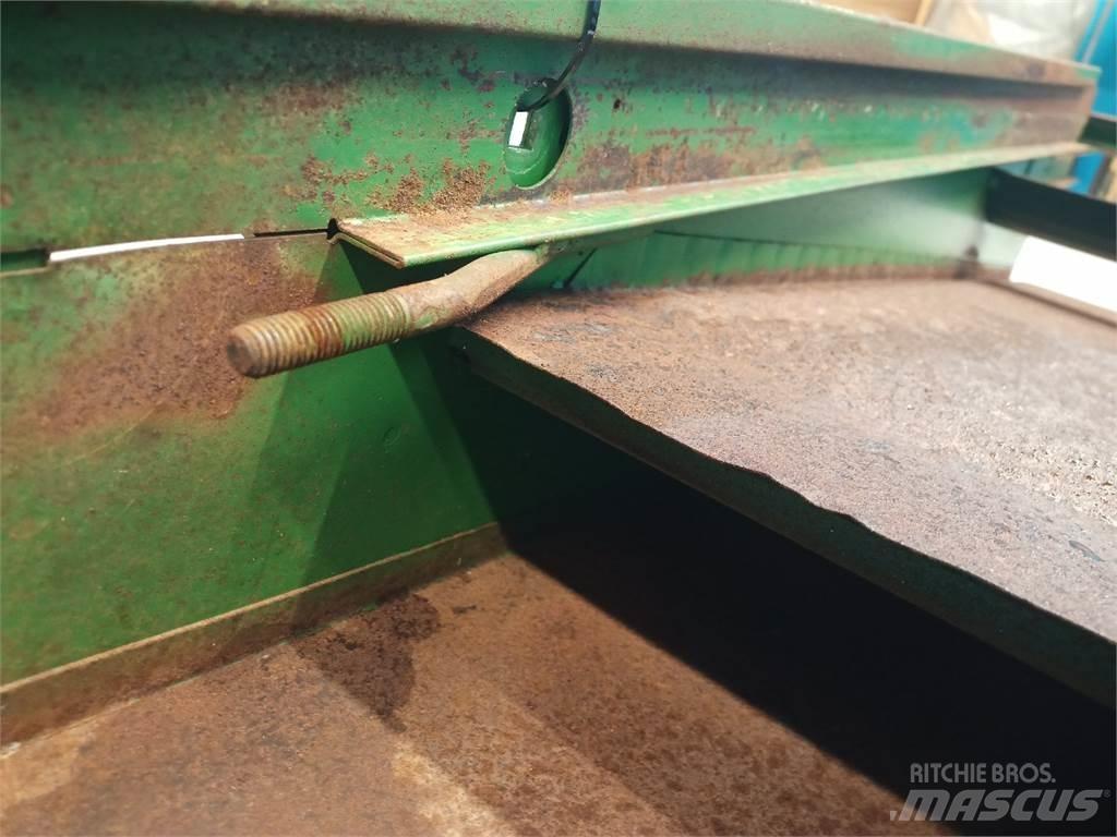 John Deere 2054 Sypače písku a soli