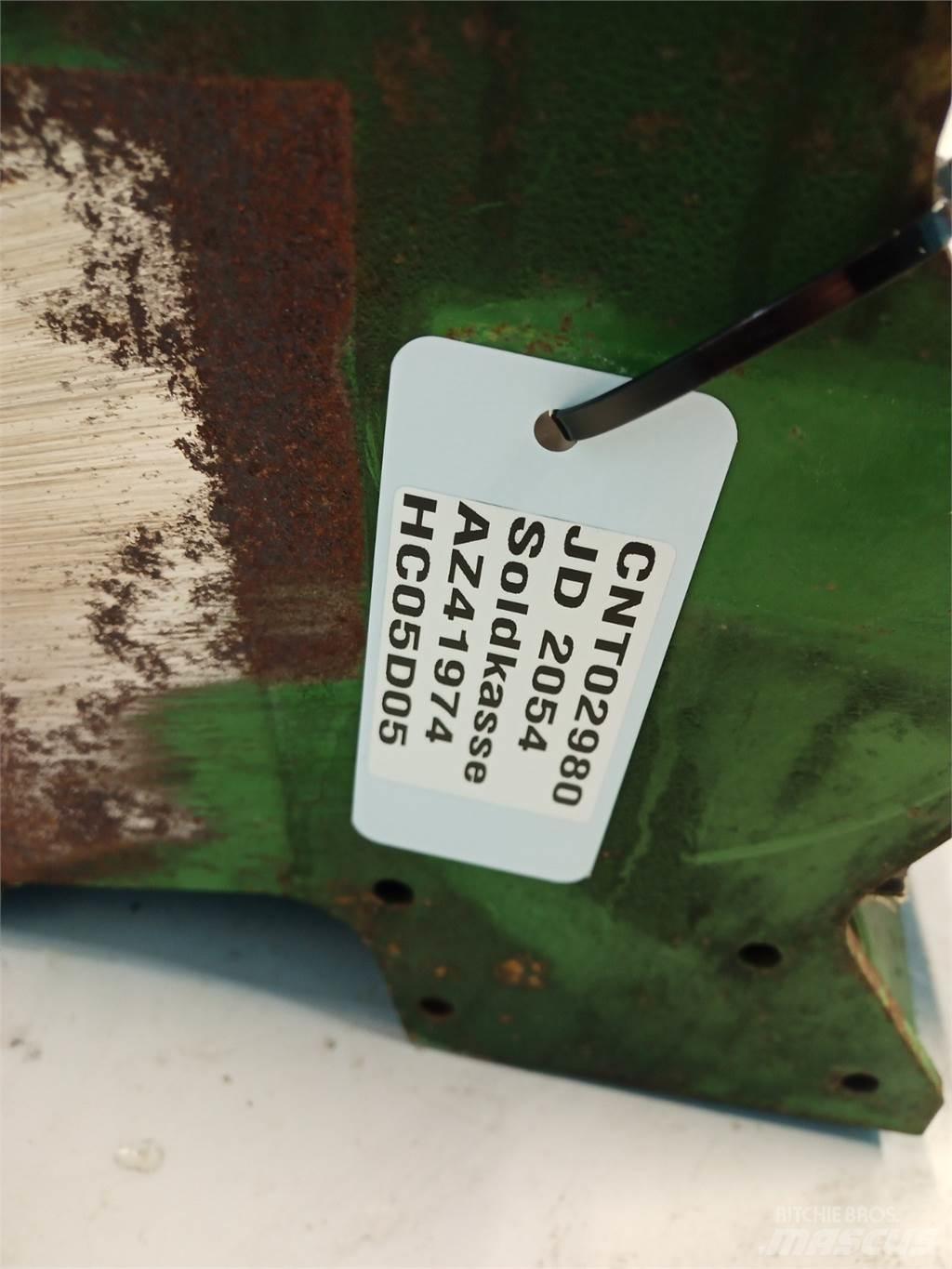 John Deere 2054 Sypače písku a soli