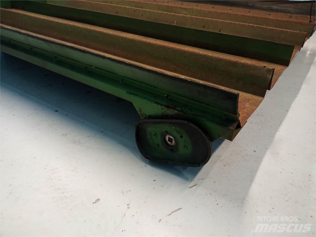 John Deere 2054 Sypače písku a soli