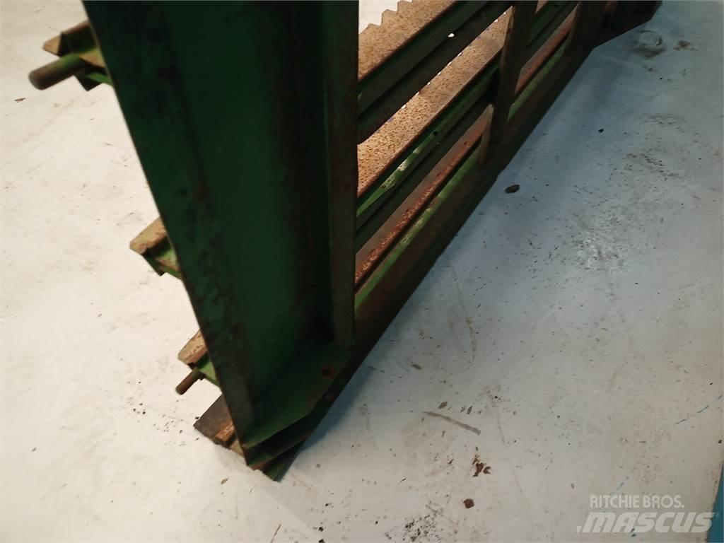 John Deere 2054 Sypače písku a soli