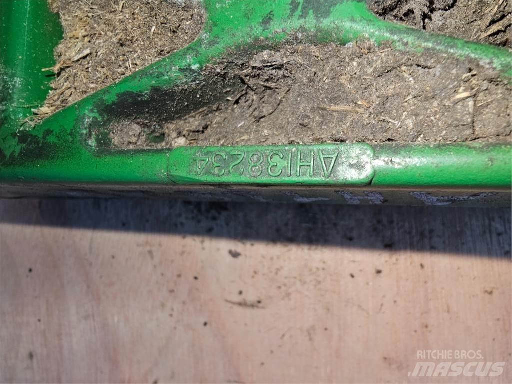 John Deere 2054 Sypače písku a soli