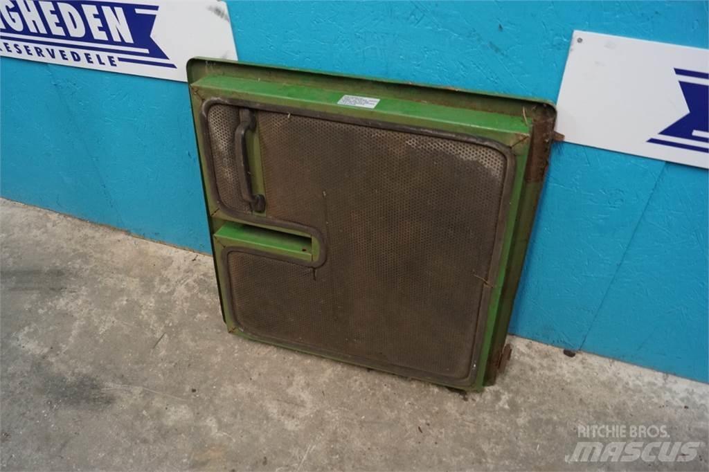 John Deere 3040 Kabiny a interiér