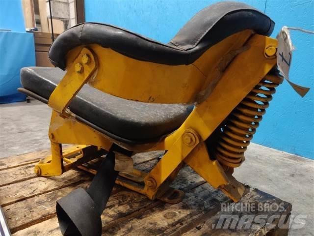 John Deere 310 Kabiny a interiér