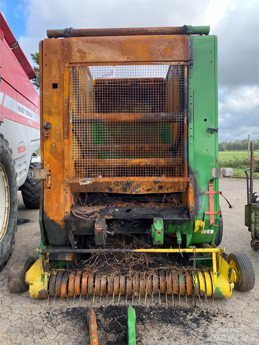 John Deere 590 Lis na válcové balíky