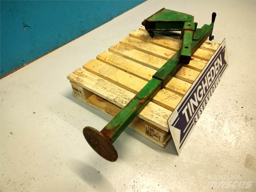 John Deere 590 Prosévací lopaty