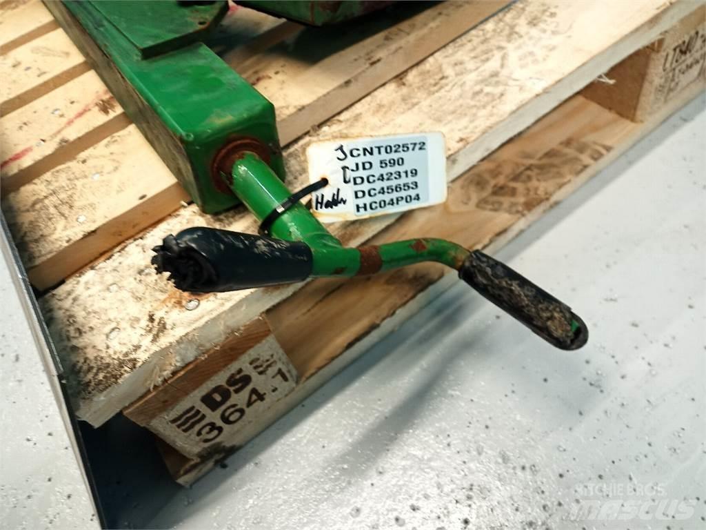 John Deere 590 Prosévací lopaty