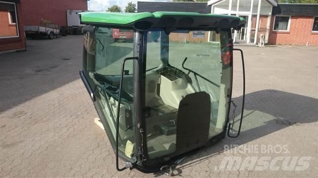 John Deere 6210R Kabiny a interiér