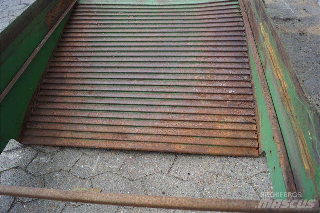 John Deere 952 Sypače písku a soli