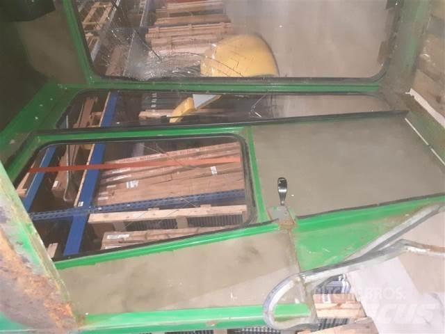 John Deere 955 Kabiny a interiér