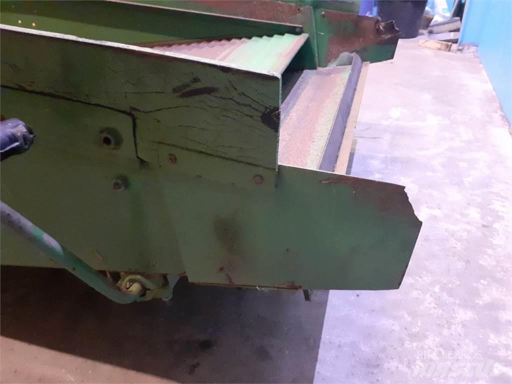 John Deere 955 Sypače písku a soli