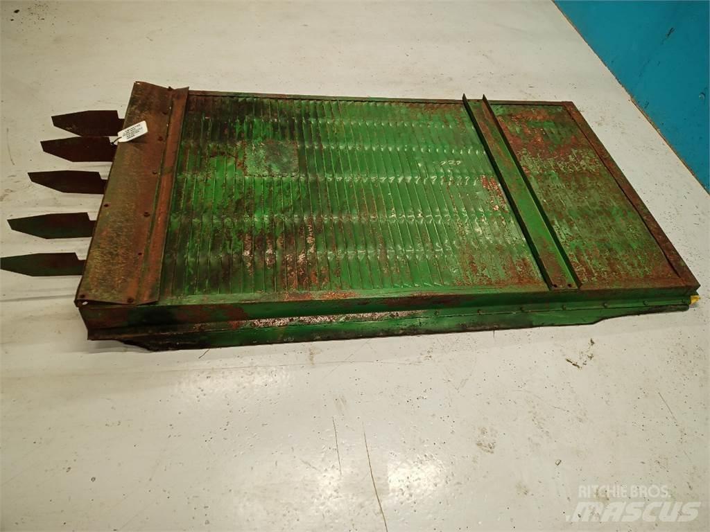 John Deere 955 Sypače písku a soli